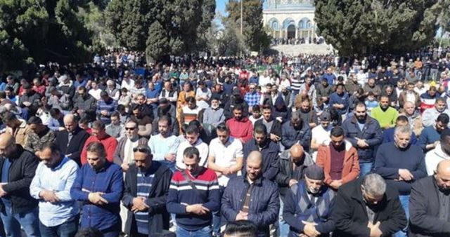  Puluhan Ribu Jemaah Hadiri Shalat Jumat di Al-Aqsha