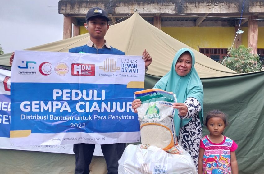  Ratusan Paket Sembako Bantu Masyarakat Penyintas Gempa Cianjur
