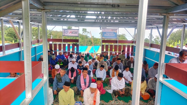  Shalat Jamaah, Warga Penuhi Masjid Darurat di Kampung Karamat Cianjur