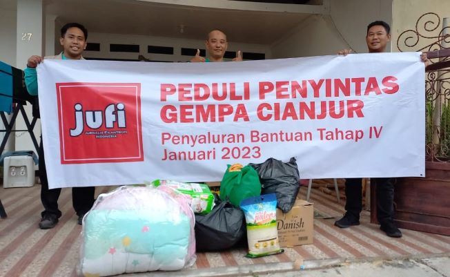  Jufi Salurkan Bantuan Tahap Empat ke Guru di Cianjur