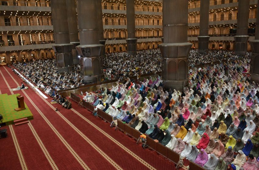 Perdana, Masjid Istiqlal Rapatkan Shaf Shalat Tarawih Pasca-Pandemi