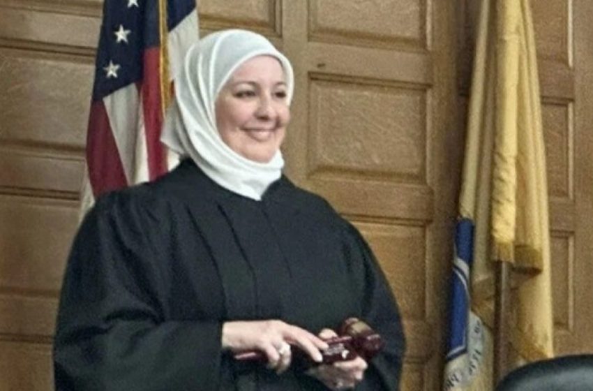  Nadia Kahf, Hakim Berjilbab Pertama di Pengadilan AS
