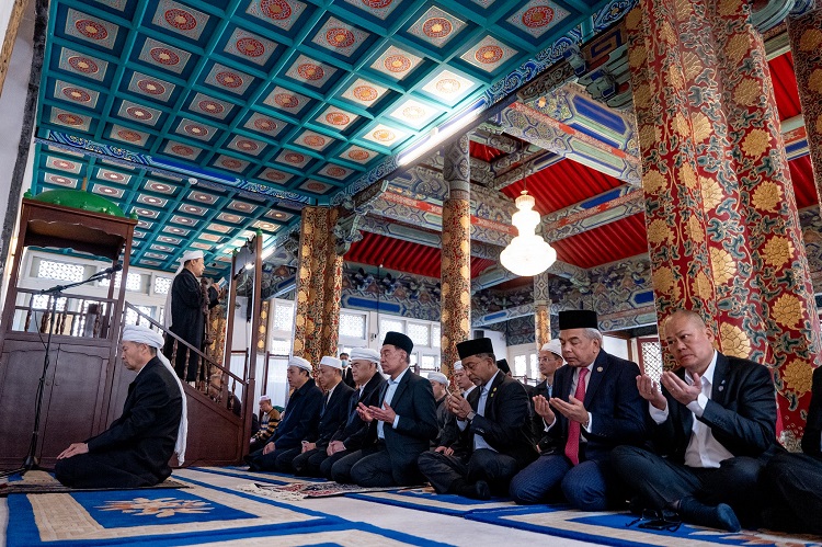  PM Anwar Ibrahim Shalat Jumat di Masjid Dongsi Beijing
