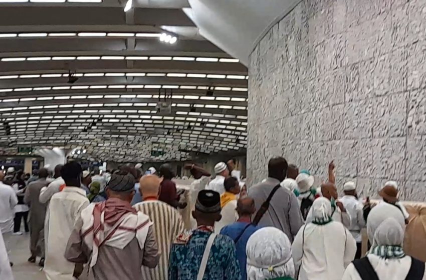 Lempar Jumrah Selesai, Jemaah Nafar Awal Kembali ke Mekah
