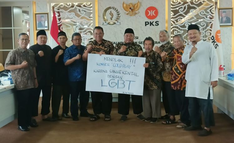  Api Jabar Tolak Kedatangan Coldplay Pendukung LGBT