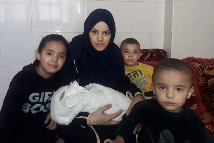  Bidan Samah Qeshta Bantu Kelahiran dan Melahirkan di Gaza