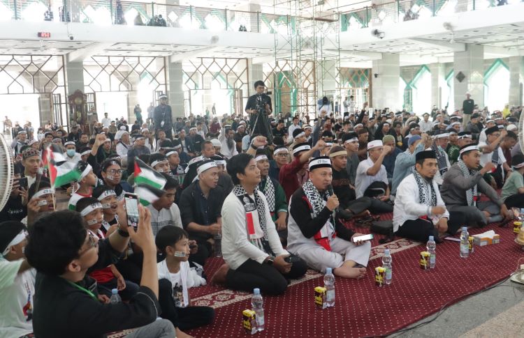  Ribuan Peserta Munajat Bela Palestina di Makassar Serukan Boikot Produk Israel