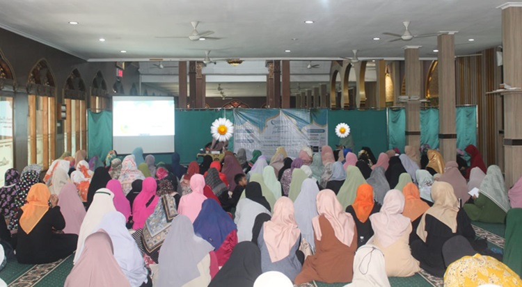  Gelar DRM, Muslimah Wahdah Kota Bandung Bagikan Puluhan Mukena dan Mushaf Al-Qur’an