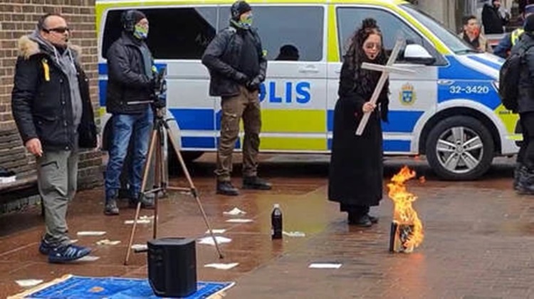  Perempuan Mengaku Aktivis Kristen Bakar Al-Qur’an di Stockholm