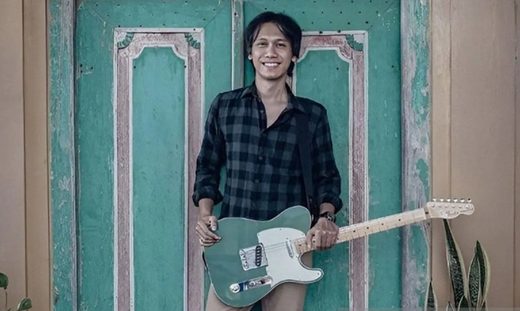 Bantu Warga Palestina, Eross Candra SO7 Lelang Gitar Pribadinya