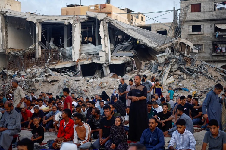  Warga Palestina di Gaza Tunaikan Shalat Iduladha di Tengah Reruntuhan Bangunan