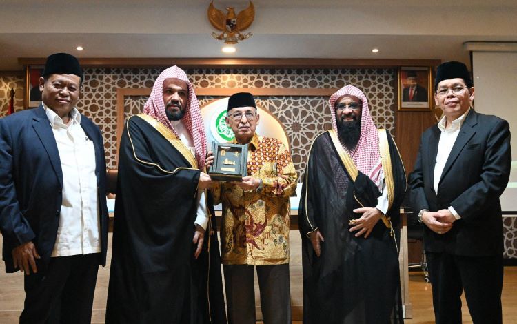  Imam Masjid Nabawi Kunjungi Kantor MUI Pusat