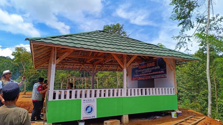 ARM HA-IPB Bangun Musala dan MCK untuk Penyintas Bencana di Sukabumi