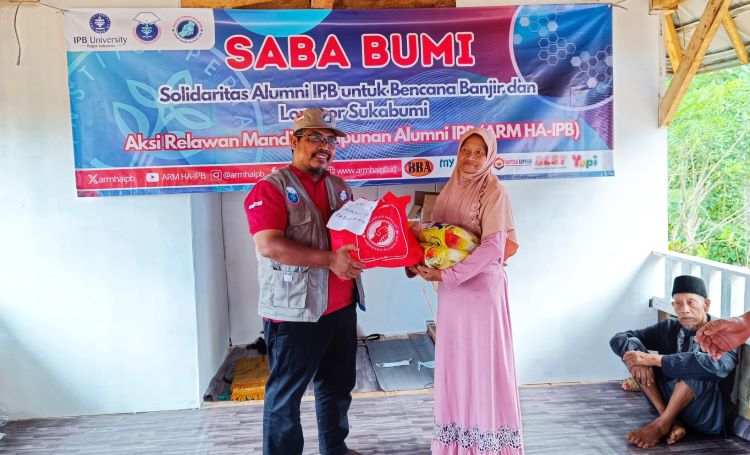  ARM HA-IPB Salurkan Paket Sembako untuk Warga Penyintas Bencana di Sukabumi