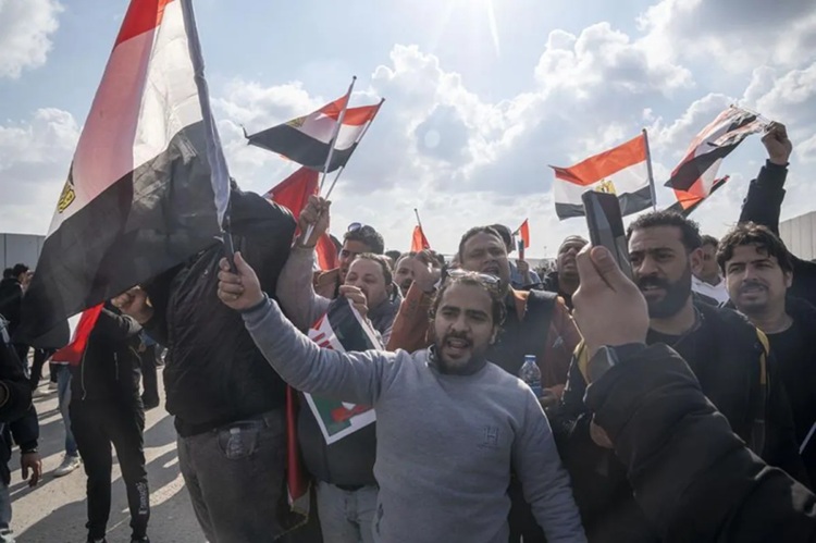  Tolak Usulan Relokasi Warga Palestina, Warga Mesir Berunjuk Rasa Dekat Rafah