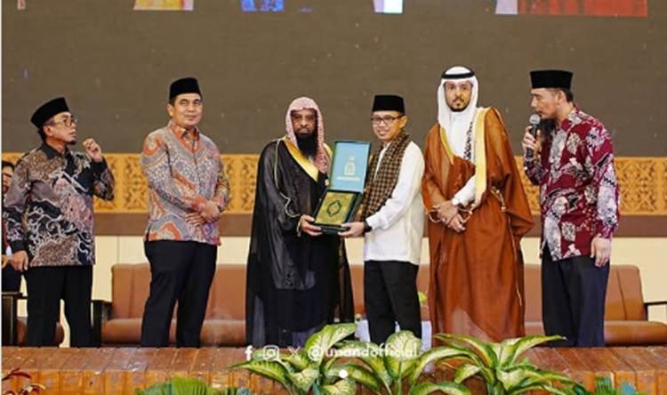  Kedubes Arab Saudi Bagikan Kurma dan Mushaf Al-Qur’an di Kampus Unand Padang