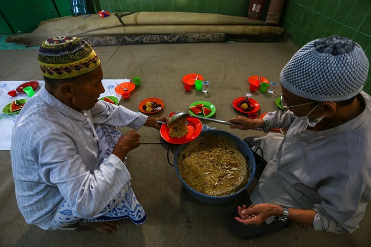  Ramadhan, Masjid Al Mahmudiyah Palembang Bagikan 800 Porsi Bubur Suro Per Hari