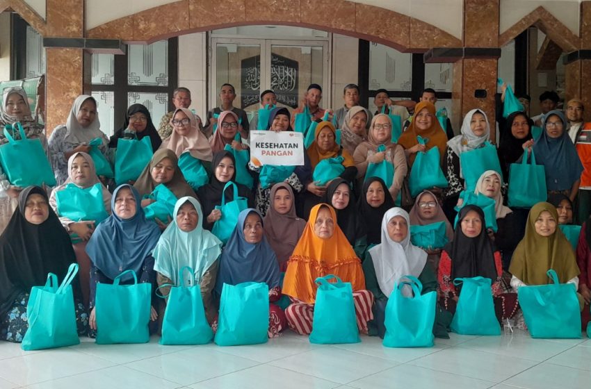  Rumah Zakat Depok Bagikan 50 Paket Sembako Lewat Program “Kesehatan Pangan” di Desa Rawa Panjang