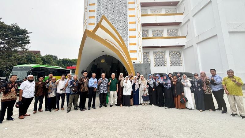  Pimpinan UIKA Bogor Ziarah ke Makam Pendiri, KH Sholeh Iskandar
