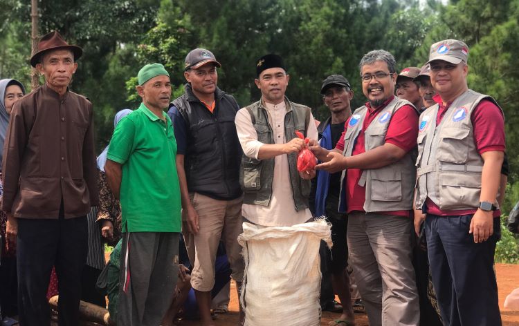 Penyintas Banjir di Sukabumi Terima Sapi Kurban dari ARM HA-IPB
