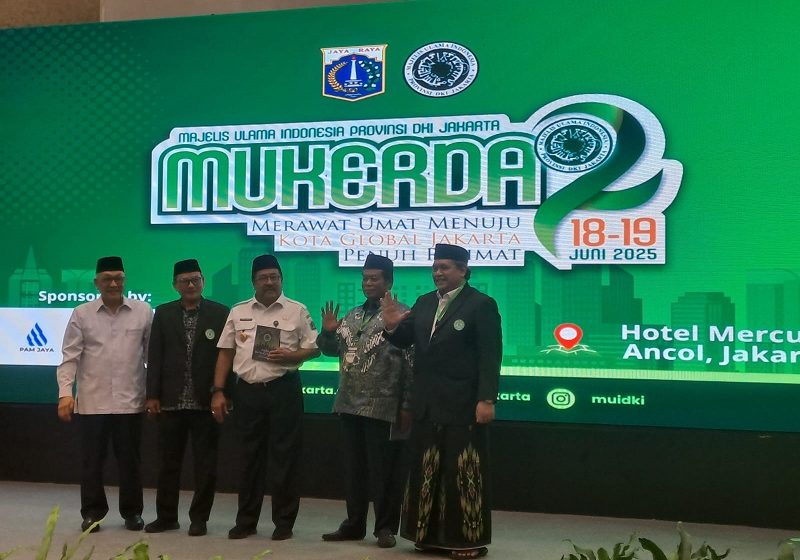  Ketua Umum MUI DKI Jakarta Serahkan Buku Fikih Kota Global ke Wagub Rano Karno