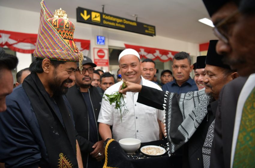  Empat Pulau Kembali ke Pangkuan Aceh, Mualem Disambut Meriah Setibanya di Bandara Sultan Iskandar Muda