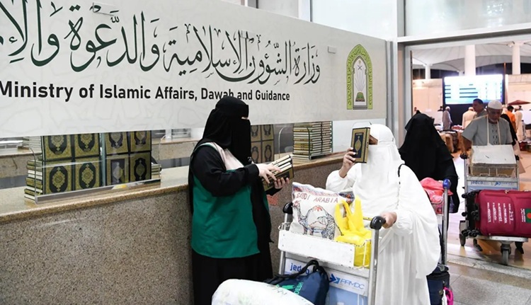 Arab Saudi Bagikan Mushaf Al-Qur’an pada Jemaah Haji yang akan Pulang