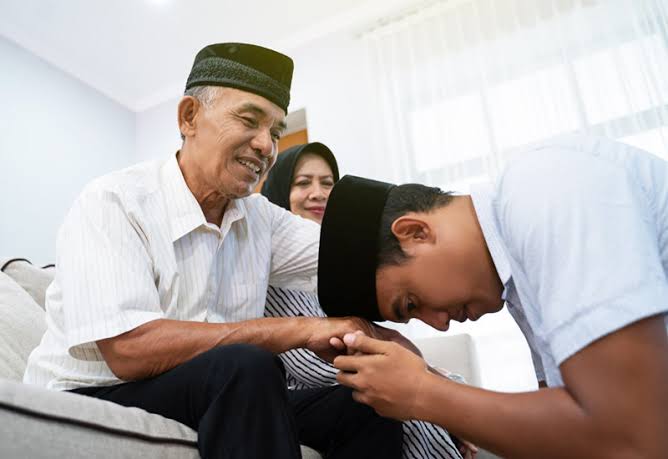  Berbakti kepada Orang Tua Wujud Rasa Syukur 