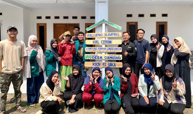  Mahasiswa UIKA Sukses Laksanakan KKN di Desa Ciangsana Bogor