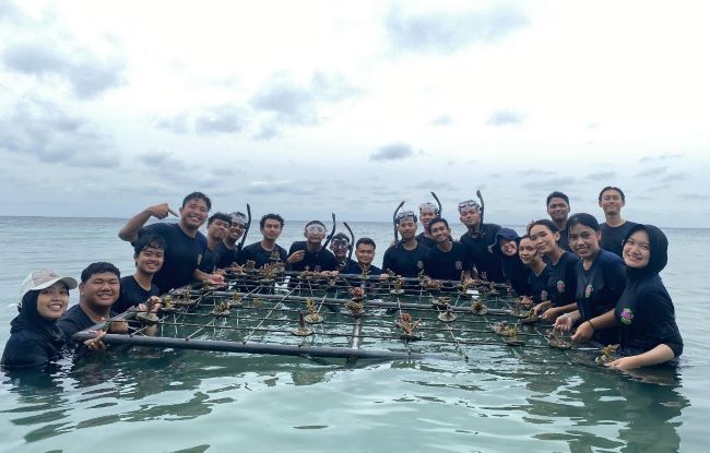  ARM HA-IPB Dukung BEM KM IPB Tanam Mangrove dan Bersih Lingkungan di Pulau Tidung