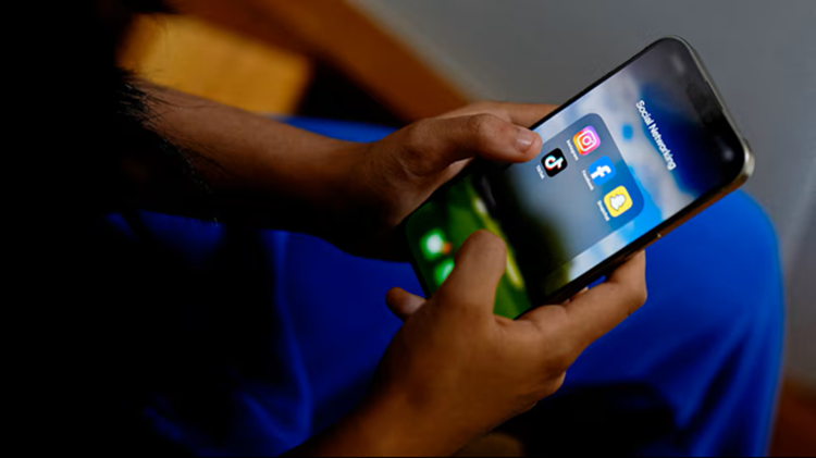  Presiden Macron Dorong Uni Eropa Larang Medsos untuk Remaja