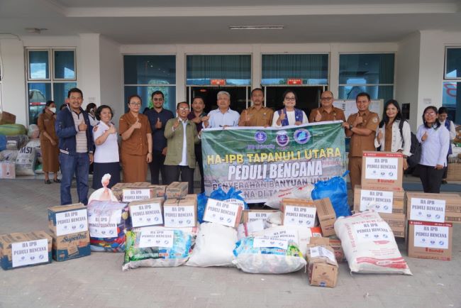  ARM HA IPB Serahkan Bantuan untuk Penyintas Banjir Sumatera