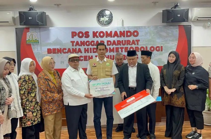  Kepala BPJPH Serahkan Bantuan Kemanusiaan BPJPH Peduli di Aceh