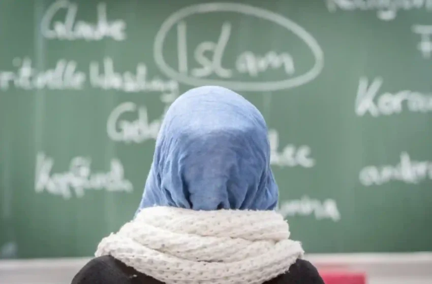  Islamofobia Akut, Austria Resmi Larang Siswi Dibawah 14 Tahun Berjilbab