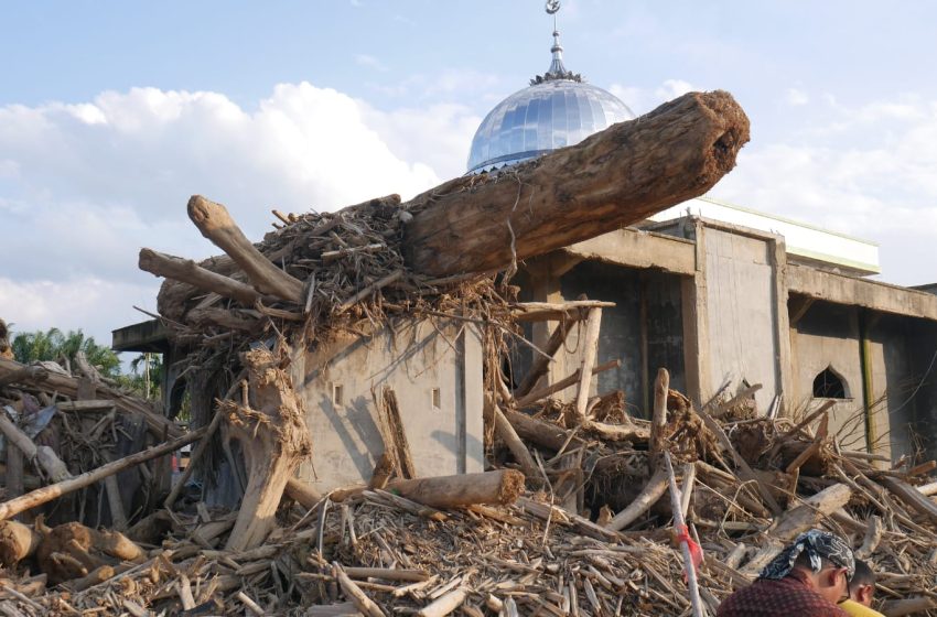  Tumpukan Kayu di Lubuk Sidup Aceh Tamiang Mulai Dibersihkan