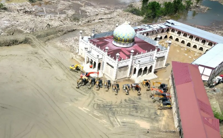  Sebulan Lebih, Akhirnya Ponpes Darul Mukhlisin Bersih dari Tumpukan Kayu Bawaan Banjir Bandang