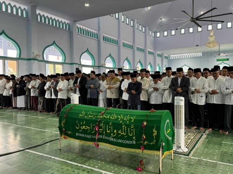  Ribuan Orang Shalatkan Jenazah Kiai Amal Fathullah Zarkasyi di Masjid Jami’ PMDG