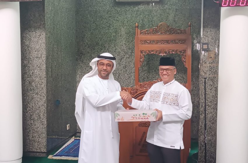  Dubes UEA Serahkan 30 Ton Kurma ke Kemenkeu RI