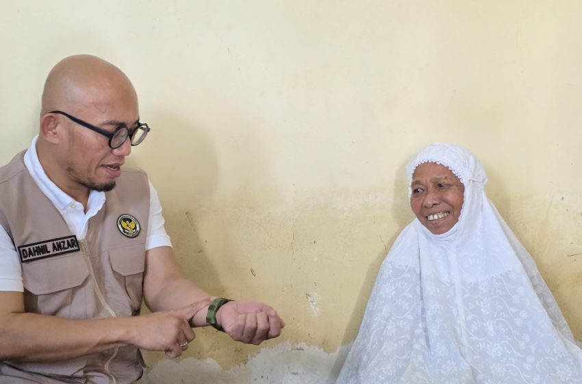  Wamenhaj Serahkan Bantuan bagi Jemaah Haji Aceh yang Terlilit Utang Pascabanjir