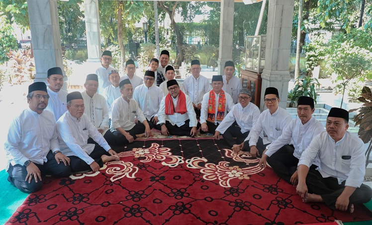  Wagub Rano Karno Ziarahi Makam Guru Mughni