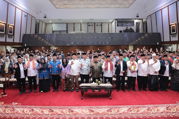  Lepas 65 Wisudawan PKM, Gubernur Pramono Buka Ruang Dakwah di Masjid DKI