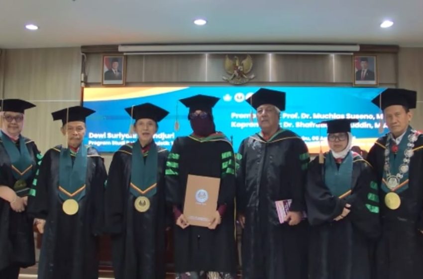  Lulus Doktor, Dewi Suriyani Djamdjuri Lahirkan Buku Digital Bahasa Inggris Berbasis Nilai-Nilai Islam