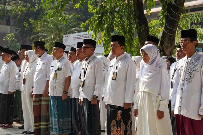  Lestarikan Tradisi Pesantren, Kemenag Gagas ASN Pakai Sarung dan Peci Tiap Pekan